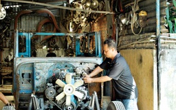 Người phục chế xe cổ ở Sài Gòn