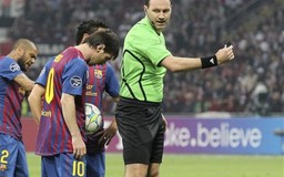 Trọng tài "tặng" Barca 1 quả penalty bị "ném đá"