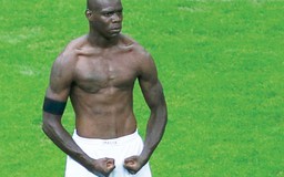 Balotelli cởi trần khoe điều gì?