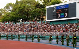 Người hâm mộ bóng đá Sài Gòn tiếp tục chờ