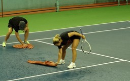 Cibulkova tự lau sân để tập luyện