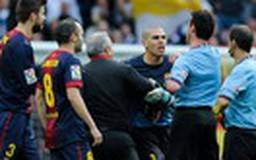 Chửi trọng tài, Victor Valdes bị treo giò 4 trận