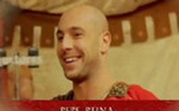 Pepe Reina hóa thân thành lính La Mã