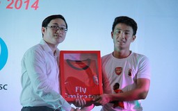 Running man Vũ Xuân Tiến bán chiếc áo kỷ niệm với Arsenal làm từ thiện