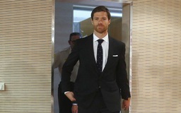 Xabi Alonso tiếp tục đánh bại một loạt người mẫu, diễn viên