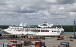 Tàu Dawn Princess chở hàng ngàn du khách cập cảng Tân Cảng Cái Mép