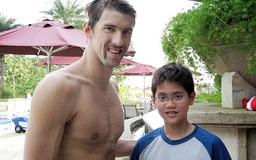 Hình ảnh Joseph Schooling và thần tượng Michael Phelps lan truyền chóng mặt