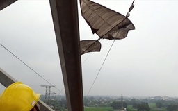 Chơi diều uy hiếp đường điện cao thế ở Thái Nguyên
