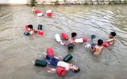 Thanh niên xứ Nghệ chế phao cứu sinh từ rác thải phòng chống đuối nước cho trẻ em