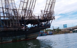 Điều tàu SAR 272 ứng cứu tàu câu mực Quảng Ngãi bị tàu lạ đâm chìm
