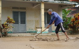 Lũ ở Quảng Ngãi: Người dân nhai mì gói cầm cự 3 ngày trên gác lửng