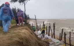 Quảng Ngãi: Triều cường gây sạt lở bờ biển, đe dọa nhà dân