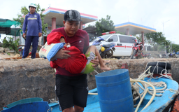 Quảng Ngãi: Vượt sóng lớn, đưa 8 bệnh nhân từ Lý Sơn vào đất liền cấp cứu