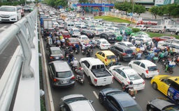 Cửa ngõ sân bay Tân Sơn Nhất 'nghẹt thở' vì kẹt xe dù đã có cầu vượt