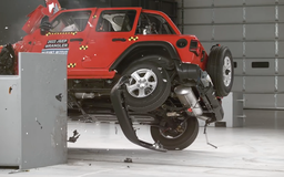 Jeep Wrangler 4 cửa lại bị lật khi thử nghiệm đánh giá an toàn