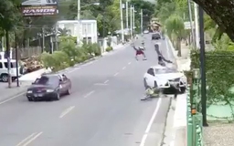 Bị ô tô đâm trực diện, hai người đi xe máy may mắn thoát chết