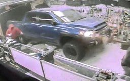Kẻ trộm lái Toyota Tundra lao vào cửa hàng súng