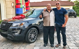 ‘The Rock’ Dwayne Johnson mua Ford Explorer tặng cha dịp năm mới