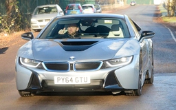 Bị ‘treo’ bằng lái, Wayne Rooney rao bán BMW i8