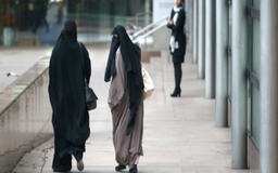 Hà Lan thông qua lệnh cấm đeo khăn che mặt