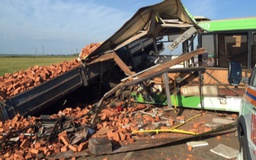 Nga: Xe buýt đâm xe tải, 16 người chết