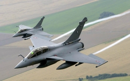 Chiến đấu cơ Pháp bay sát máy bay chở quan chức Nga