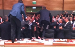 Ẩu đả dữ dội tại phiên họp quốc hội Thổ Nhĩ Kỳ