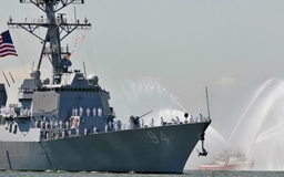 Bốn tàu Iran 'quấy nhiễu' tàu chiến Mỹ tại eo biển Hormuz