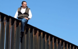 Nghị sĩ Mexico leo lên tường biên giới phản đối ông Trump