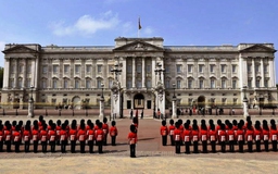 Hoàng gia Anh triệu tập toàn bộ nhân viên họp khẩn