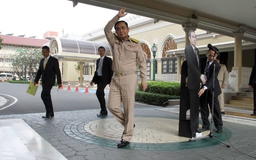 Thủ tướng Thái lấy 'hình nhân thế thân' trả lời báo chí