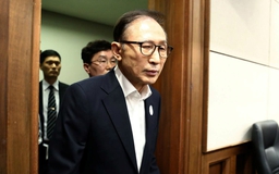 Cựu Tổng thống Hàn Quốc Lee Myung-bak bị tuyên án 15 năm tù