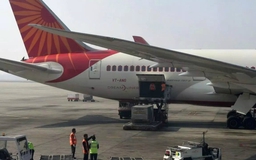 Ngã xuống đường băng từ cửa máy bay, tiếp viên Air India chấn thương nặng