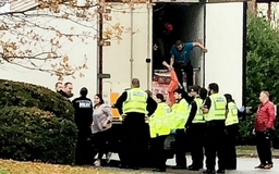 Phát hiện 10 người, gồm phụ nữ mang thai và trẻ em, trong xe container tại Anh