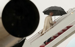 Tổng thống Biden lại suýt té cầu thang