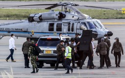 Trực thăng chở Tổng thống Colombia trúng đạn