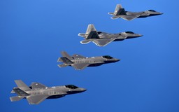 Chiến đấu cơ tàng hình F-22 và F-35 của Mỹ suýt đâm nhau trên không