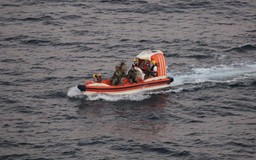 Hải quân Mỹ cứu 2 ngư dân Iran lênh đênh 8 ngày trên biển