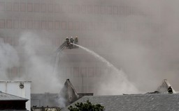 Cháy lớn làm đổ sập nóc nhà quốc hội Nam Phi