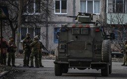 Đoàn quan chức Ukraine suýt trúng đạn pháo khi thị sát tiền tuyến