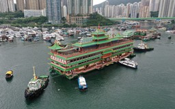 Nhà hàng nổi khổng lồ của Hồng Kông chìm tại Biển Đông