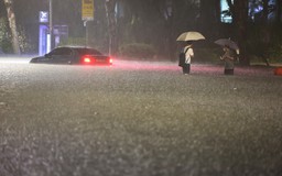 Ô tô ngập tới nóc do mưa lớn tại Hàn Quốc, 7 người thiệt mạng