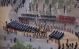Linh cữu Nữ hoàng Elizabeth II được đưa đến lễ quốc tang