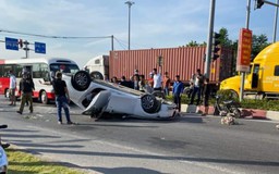 Xe chở cô dâu và chú rể lật ngửa, may mắn không ai bị thương