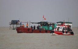 Hải Phòng: Bảo vệ tàu hút cát nổ súng ngăn nhóm người nuôi ngao