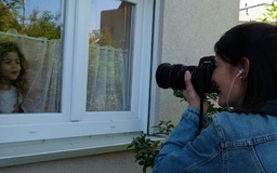 Nhiếp ảnh gia Đức chụp ảnh chân dung gia đình miễn phí qua cửa sổ