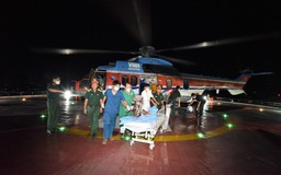 Trực thăng đưa ngư dân bị đột quỵ từ đảo Song Tử Tây về đất liền chữa trị