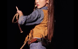 Denim on denim được Thùy Linh, Jessica cosplay từ quần jeans đến chân váy ngắn