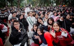 Cô gái đẹp nhất Miss Tourism Vietnam 2020 Bùi Minh Anh về thăm trường ở Đắk Nông