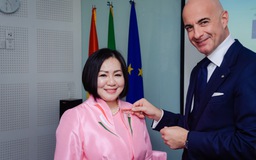 'Bà trùm thời trang Việt' Trang Lê nhận Huân chương công trạng của Ý